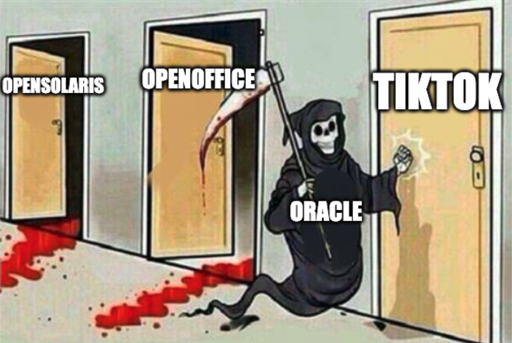 L'immagine mostra un personaggio che rappresenta la Morte, vestito con un abito nero e una maschera, che bussa alla porta etichettata "TIKTOK". La Morte tiene una falce e ha un'etichetta "ORACLE" sul suo abito. Le porte a sinistra sono etichettate "OPENSOLARIS" e "OPENOFFICE", con macchie di sangue sul pavimento che suggeriscono un'azione violenta. L'immagine è un meme che simboleggia la percezione di TikTok come una minaccia per altre tecnologie open source.