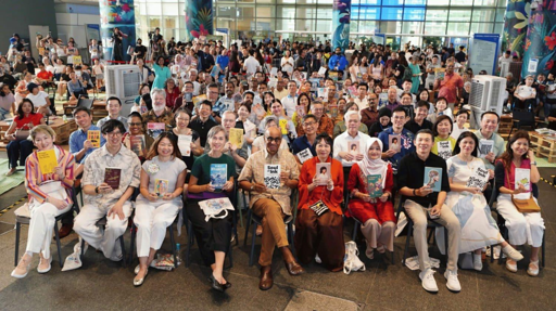 A Singapore lo stato paga chi legge libri. Quindici minuti al giorno valgono venti monete virtuali, convertibili in denaro reale su una piattaforma governativa. ReadSG durerà cinque anni e punta a 150mila utenti entro il 2027. La cifra è minima apposta: non è un incentivo vero, è un tentativo di riportare l'attenzione lontano dallo scroll. Il dettaglio meno raccontato: nasce dentro la piattaforma di crowdsourcing per microlavori.