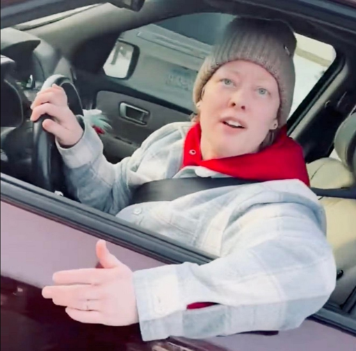 Nell'immagine c'è Renee Nicole Good, la donna uccisa dall'ICE, ripresa nell'abitacolo della sua automobile pochi secondi prima di morire 