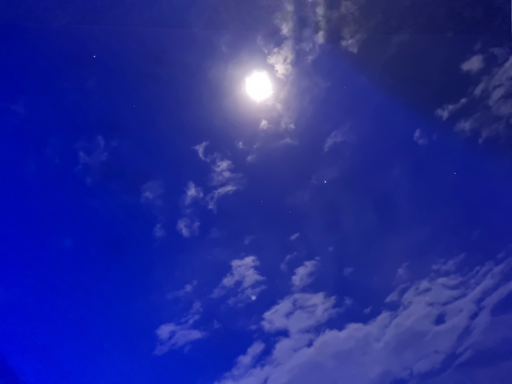 Cielo serale quasi sereno, nuvole passeggere, piccole stelle e luna quasi piena