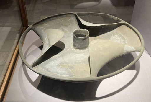 Cinquemila anni fa qualcuno intagliò a Saqqara un disco di pietra grigia con tre lobi curvi e un foro centrale. Sembra un pezzo di turbina, ma è uscito dalla tomba di un funzionario della prima dinastia egizia. Chi lo trovò nel 1936 ipotizzò un semplice vaso su un supporto. Novant'anni dopo, al Cairo, nessuno sa ancora dire cosa fosse davvero.