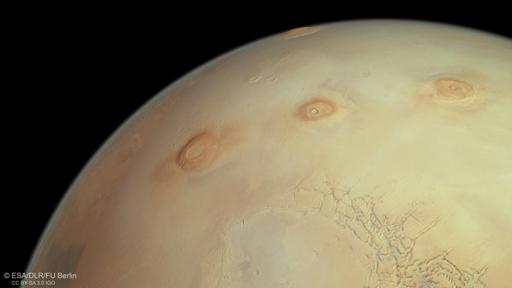 Questa vista prospettica della missione Mars Express dell’ESA mostra tre dei colossali vulcani di Marte (da sinistra a destra): Arsia, Pavonis e Ascraeus Mons.