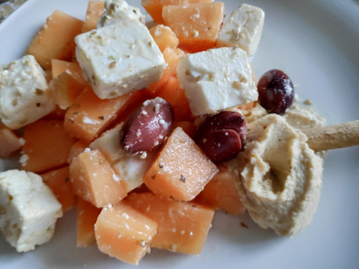 insalata di melone, feta e olive greche 
spolverata di gomasio e origano
accompagnata da hummus