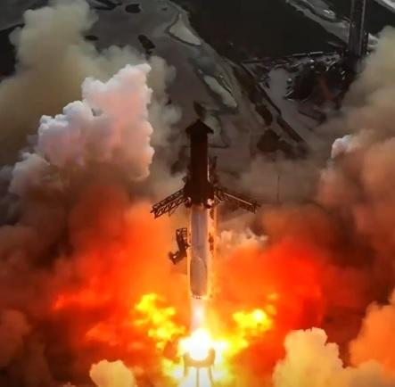 IT: Fotogramma tratto dalla trasmissione di SpaceX che ritrae il decollo della Starship per il decimo test, IFT-10.
Credito: SpaceX.

EN: Frame from SpaceX streaming depicting Starship's IFT-10 liftoff, its tenth test.
Credit: SpaceX.