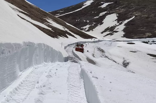 Turbine al lavoro sulla strada per Campo Imperatore con muri di neve alti 10 metri