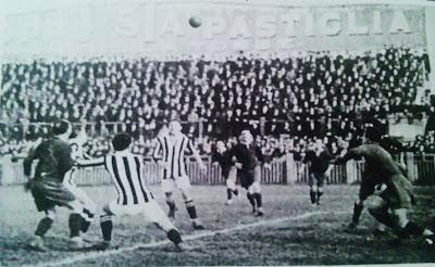 La fotografia ritrae un momento dell'incontro valido per la 9° giornata di andata del Girone A del campionato 1923/24.