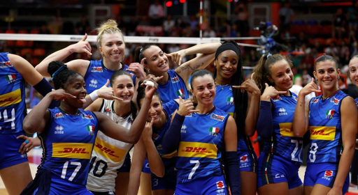 Fotografia della squadra di volley nazionale Italia con le ragazze che fanno facce buffe.