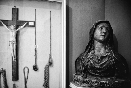 Ex-voto e strumenti di penitenza al Museo Pitrè di Palermo: crocifisso, cilicio, corde e busto di santa