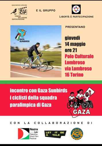 In alto i loghi di CIP (Cinema Inclusione Partecipazione) e "Libertà è Partecipazione", i due gruppi che presentano l'iniziativa illustrata dalla fotografia di un atleta con protesi ad una gamba su una bici da corsa in pista.
Accanto all'annuncio dell'incontro con la squadra di Gaza un disegno mostra un ragazzino e una donna in bicicletta e un uomo i sedia a rotelle col pugno sinistro alzato, sullo sfondo il profilo del territorio di Gaza.
In fondo i loghi con la collaborazione di:
 Nazra, Palestine Short Film Festival,
 Let it be a tale,
 ACS Ong.
