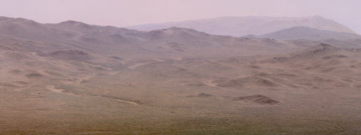 Durante l'inverno marziano la polvere nell'aria è al minimo, offrendo a Curiosity la migliore visuale possibile sul fondo del cratere dal punto in cui si trova il rover, ai piedi del Monte Sharp, una montagna alta 5 chilometri a circa 35 chilometri dal bordo del cratere.

Il panorama è stato ricomposto sulla Terra da 44 immagini catturate dallo strumento Mastcam di Curiosity. Il colore di queste immagini è stato regolato per adattarsi alle condizioni di illuminazione così come le vedrebbe l'occhio umano sulla Terra.

La figura A è una versione ritagliata che si concentra su Peace Vallis, un antico canale fluviale vicino al centro del panorama. All'esterno del cratere Gale, in alto a destra, si profila una montagna a circa 91 chilometri da Curiosity.