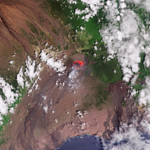 Situata nell'Oceano Pacifico centrale, Big Island è l'isola più a sud-est dello stato americano delle Hawaii e, come suggerisce il nome, la più grande dell'arcipelago. Dopo essersi formata sopra un punto caldo di magma nella placca del Pacifico, le Hawaii hanno alcuni dei più grandi vulcani attivi del mondo. Uno di questi è Kilauea sul lato sud-orientale di Big Island.

Questa immagine di Copernicus Sentinel-2 del 3 settembre 2025 mostra un lago di lava lungo circa 2,5 km, all'interno del cratere principale di Kilauea. A seguito di un episodio eruttivo del 2 settembre, le fontane di lava hanno raggiunto un'altezza di circa 100 m e la lava scorreva da più prese d'aria nel cratere principale.

Sebbene l'immagine sia stata elaborata a colori naturali, i canali a infrarossi a onde corte della missione, che rilevano fonti di calore, sono stati utilizzati anche per evidenziare la lava infuocata che scorre dal cratere in arancione e rosso. Si possono anche vedere pennacchi di fumo che fuoriescono dal cratere.



