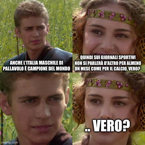 L'immagine è un meme composto da quattro quadranti, ciascuno con un personaggio e un testo in italiano. Nella prima parte, un giovane maschio con capelli biondi e un'espressione seria dice: "Anche l'Italia maschile di pallavolo è campione del mondo." Nella seconda parte, una giovane donna con capelli rossi e un headband decorato con fiori sorride e chiede: "Quindi sui giornali sportivi non si parlerà d'altro per almeno un mese come per il calcio, vero?" Nella terza parte, il giovane maschio ripete la sua espressione seria. Nella quarta parte, la giovane donna con un'espressione interrogativa risponde: "Vero?" L'immagine satirizza la tendenza dei media a dare maggiore attenzione al calcio rispetto ad altri sport, come la pallavolistica maschile italiana.