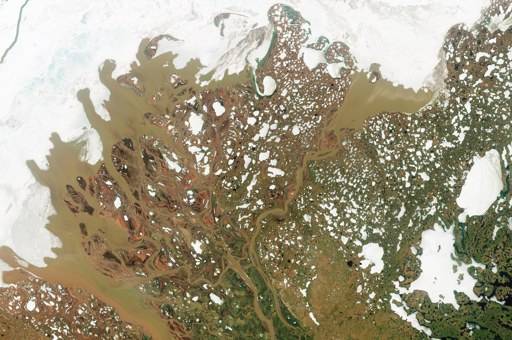 Acquisita dalla missione Copernicus Sentinel-2 nel giugno 2025, l’immagine mostra il fiume Mackenzie in Canada. Si tratta del più grande bacino fluviale del Canada, che copre circa 1,8 milioni di chilometri quadrati, ovvero circa il 20% della superficie terrestre del Paese. È stato uno dei fiumi utilizzati in uno studio finanziato dall’ESA, che ha impiegato dati satellitari per ricostruire due decenni di portata fluviale e deflusso. La ricerca ha rivelato un notevole mosaico di cambiamenti regionali, mentre l’aumento delle temperature e le variazioni nelle precipitazioni stanno rimodellando il sistema idrologico artico in modo disomogeneo.