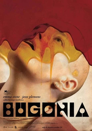 
Questa è la locandina di un film intitolato "BUGONIA", diretto da Yorgos Lanthimos. L'immagine ha un tono visivamente surreale e inquietante, con una palette di colori che include rossi scuri, gialli intensi e toni della pelle neutri.

Soggetto Principale: Il centro dell'immagine è occupato dal primo piano del viso di una persona, inclinato all'indietro come se stesse guardando in alto, con la bocca leggermente aperta. L'espressione è di estasi o angoscia.

Elementi Surreali: La parte superiore del viso (fronte, occhi e parte delle guance) è coperta da un liquido denso e rosso sangue che cola verso il basso, simulando un effetto di fusione o dissolvenza. Appena sotto questo strato rosso, un altro liquido denso color miele o giallo-arancio sta colando sulla faccia, distorcendo i lineamenti e la forma del viso. Queste colature creano un effetto visivo che ricorda la cera che si scioglie o la pelle che si deforma.

Testo: In basso, sotto l'immagine principale, ci sono le scritte principali:

I nomi dei protagonisti: EMMA STONE e JESSE PLEMONS.

Il titolo del film, in caratteri grandi e stilizzati: BUGONIA.

Crediti: "a film by YORGOS LANTHIMOS" e "screenplay by WILL TRACY".

L'annuncio della data di uscita: "only in theaters OCTOBER 24".

L'estetica generale è volutamente disturbante e pittorica, tipica dello stile del regista.