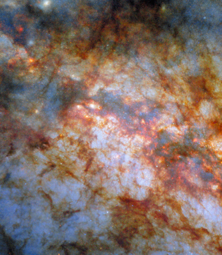 Questa immagine mostra qualcosa che non era visibile nelle precedenti immagini Hubble della galassia: dati provenienti dal High Resolution Channel della Advanced Camera for Surveys (ACS). L’High Resolution Channel è uno dei tre sub-strumenti dell’ACS, installato nel 2002. Nei suoi cinque anni di funzionamento, l’High Resolution Channel ha fornito osservazioni straordinariamente dettagliate di ambienti stellari affollati come i centri delle galassie starburst. Purtroppo, un guasto elettronico nel 2007 ha reso inutilizzabile l’High Resolution Channel.