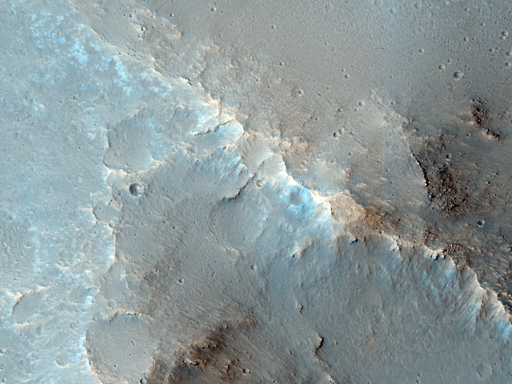 Questa immagine mostra un altopiano adiacente a un terreno in subsidenza nella regione di Xanthe Terra, forse attraversato da una faglia. Xanthe Terra si trova appena a nord dell'equatore marziano e potrebbe presentare tracce di precipitazioni risalenti alle prime fasi dell'evoluzione di Marte.
