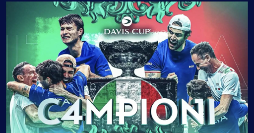 Festeggiando i tennisti italiani con il trofeo della Coppa Davis davanti a uno sfondo con i colori della bandiera italiana. I giocatori stanno abbracciando ed esprimendo con gioia la loro vittoria con il testo "C4MPIONI".