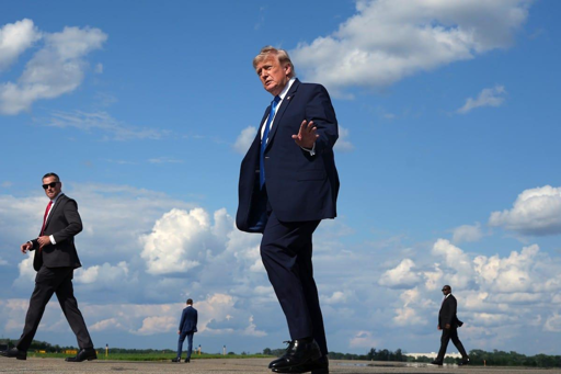 Ottobre 2025, Steve Bannon dichiara che "Trump sarà presidente nel 2028". Il ventiduesimo emendamento vieta il terzo mandato, ma alla Casa Bianca il ragionamento è un altro: il mid-term di novembre conta meno del previsto, e i due anni finali servono a scegliere chi arriverà al palco dopo. Uno scenario che parte dai retroscena di Axios.