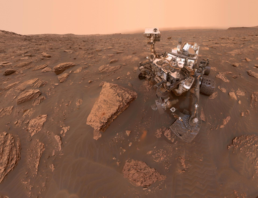 Un autoritratto del rover Curiosity della NASA scattato il 15 giugno 2018, quando una tempesta di polvere marziana aveva ridotto la luce solare e la visibilità nella posizione del rover nel cratere Gale.