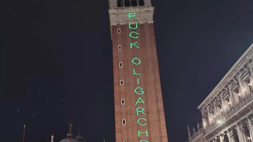 Proiettata con laser verde sul campanile in Piaza San Marco la scritta Fuck Oligarch