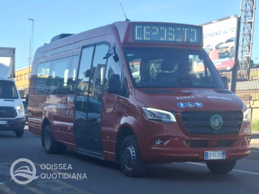 Immagine riferita al servizio autobus nell’area periferica di Tor Cervara, con un autobus urbano in prossimità della rimessa o lungo la viabilità della zona. La fotografia rappresenta il contesto nel quale operano quotidianamente i conducenti del trasporto pubblico locale. Non sono necessariamente visibili persone coinvolte nell’aggressione descritta nell’articolo; l’immagine ha funzione esclusivamente illustrativa e documenta l’ambiente urbano e il servizio di trasporto.