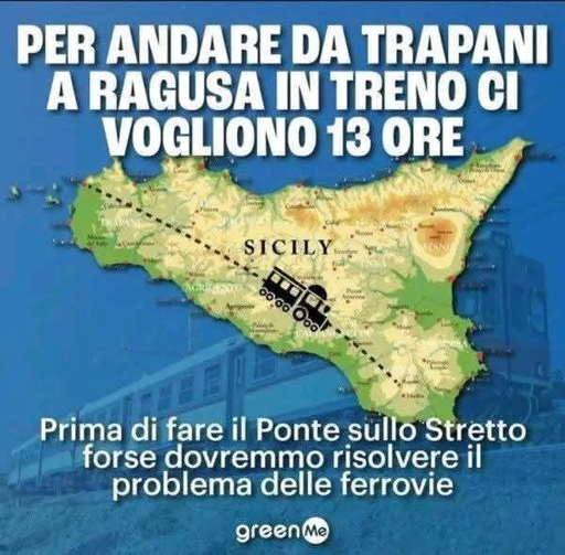 L'immagine mostra una mappa della Sicilia con un percorso tratteggiato che collega Trapani a Ragusa. Il testo in alto recita: "PER ANDARE DA TRAPANI A RAGUSA IN TRENTO CI VOGLIONO 13 ORE". In basso, c'è un altro testo che dice: "Prima di fare il Ponte sullo Stretto forse dovremmo risolvere il problema delle ferrovie". Inoltre, c'è un logo con la scritta "greenMe" in basso. L'immagine critica il lungo tempo necessario per viaggiare tra Trapani e Ragusa in treno, suggerendo che la soluzione al problema delle ferrovie sia più urgente che la costruzione del ponte sullo Stretto.