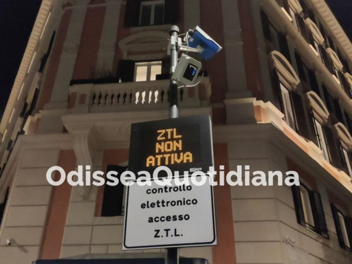 Immagine di un varco elettronico di una ZTL urbana a Roma, con segnaletica stradale che indica le limitazioni di accesso ai veicoli. La scena mostra un elemento della gestione della mobilità cittadina, utilizzato per controllare gli ingressi nelle aree a traffico limitato e regolare la circolazione nelle zone più centrali della città.