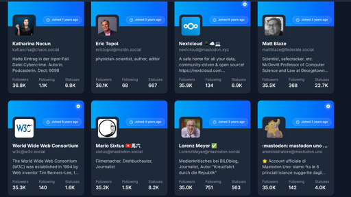 L'immagine presenta una griglia di otto schede di profili social, organizzate in due file da quattro elementi ciascuna. Ogni scheda contiene un'immagine del profilo, l'indicazione di quando l'utente si è unito alla piattaforma, il nome e l'handle dell'utente, una breve biografia e statistiche su follower, seguiti e numero di post. Alcuni profili sono contrassegnati da un'icona di verifica blu. Le schede mostrano un mix di profili personali, organizzazioni e account di servizio.

