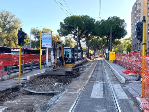 L’immagine mostra il tracciato tramviario lungo via Prenestina, con i binari inseriti nella sede stradale e l’area interessata dai lavori di sostituzione. Sono visibili la carreggiata, la sede del tram e gli elementi della viabilità urbana. La scena rappresenta il contesto nel quale vengono effettuati gli interventi e le modifiche temporanee al servizio delle linee coinvolte.