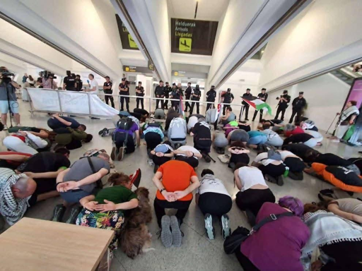 Il 23 maggio 2026, nell'aeroporto di Loiu, a Bilbao, gli attivisti della Global Sumud Flotilla, reduci dal sequestro e dalle torture da parte delle Forze Israeliane, in acque internazionali, sono stati accolti da una carica della polizia basca (Ertzaaintza)