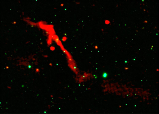 Questa immagine LOFAR DR2 di J1007+3540, sovrapposta a un’immagine ottica di Pan-STARRS, mostra un getto interno compatto e luminoso, indicando il risveglio di quello che era stato un buco nero supermassiccio “dormiente” nel cuore della gigantesca radiogalassia.