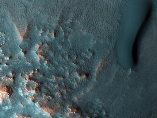 Questa immagine era stata originariamente focalizzata su un interessante insieme di dune di sabbia scura sul fondo di un cratere di 20 chilometri situato a nord della regione di Alba Patera. Il campo di dune contiene una varietà di forme: da grandi cupole e increspature lineari a creste barchanoidi che formano dorsali complesse e reti di creste interconnesse con una spaziatura di circa 25 metri. La complessità di questi schemi rivela un'analoga complessità nelle direzioni e nelle velocità del vento, che hanno rimodellato le dune nel tempo.

Oltre a queste dune di sabbia, sono presenti almeno altre due reti di schemi. A questa latitudine, il ghiaccio d'acqua nel sottosuolo è prevalente a soli pochi centimetri dalla superficie. Nel tempo, la contrazione stagionale del suolo cementato dal ghiaccio forma una rete di fratture equispaziate simile a un favo. Il processo di rifratturazione, protrattosi per migliaia di anni, può trasformare la superficie in una rete di solchi visibili con una spaziatura tra i 10 e i 15 metri.
Inoltre, il picco centrale di questo cratere, una regione sollevata di roccia di fondo a tonalità chiara, presenta una serie di lunghe fratture che si incrociano. Queste fratture sono evidenti nelle immagini HiRISE grazie alla sabbia scura che ne delinea le zone di rottura. Le fratture sembrano spesso incrociarsi ad angoli acuti e sono distanziate tra loro da pochi metri fino a diverse decine di metri.

La forma e la spaziatura dei vari schemi di rete possono rivelare chiaramente l'origine geologica di ciascun pattern. Come accade spesso con le immagini HiRISE, un singolo scatto può catturare un'ampia varietà di caratteristiche geologiche formate da processi molto differenti.