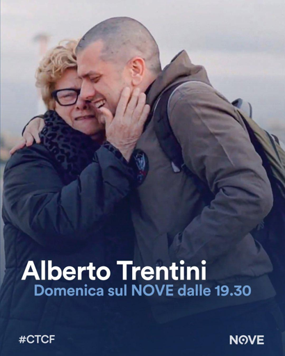 Immagine dall'account ufficiale di Che tempo che fa: Alberto Trentini abbracciato dalla mamma. In basso la scritta "Alberto Trentini Domenica sul Nove dalle 19.30"