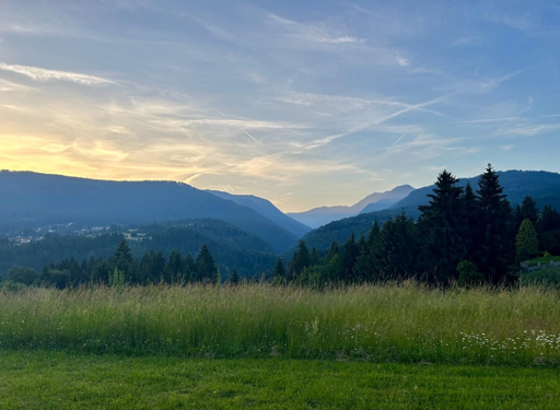 Vista della Val d’Assa dal prato di casa, poco dopo il tramonto. Il cielo ha ancora un po’ di luce del sole.