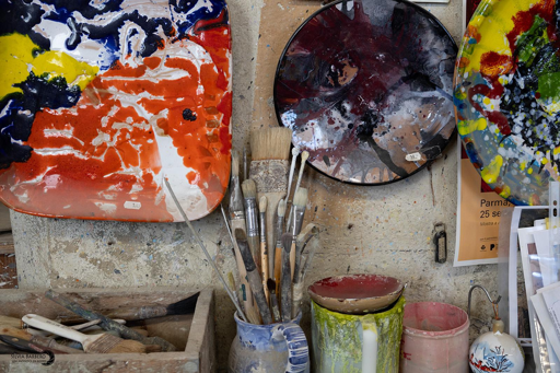 Foto di pennelli e ceramiche appese di Albissola