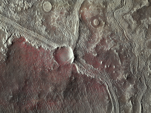 Se questo riempimento risulta più resistente all’erosione rispetto al paesaggio circostante, il materiale meno resistente può essere asportato dal vento o dall’acqua. Il riempimento dell’antico cratere o della valle, essendo più resistente, rimane quindi in rilievo mentre il terreno intorno si abbassa. La struttura originariamente ribassata diventa così una mesa o una dorsale.