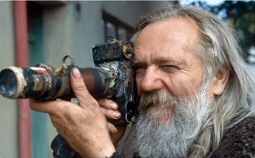 Miroslav Tichý  con la sua "fotocamera" autocostruita.