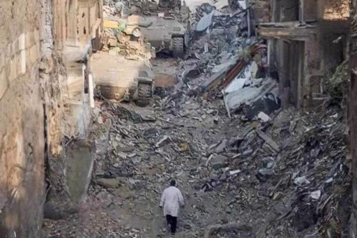 immagine del dottor Abu Safiya fra le macerie di Gaza prima del suo arresto