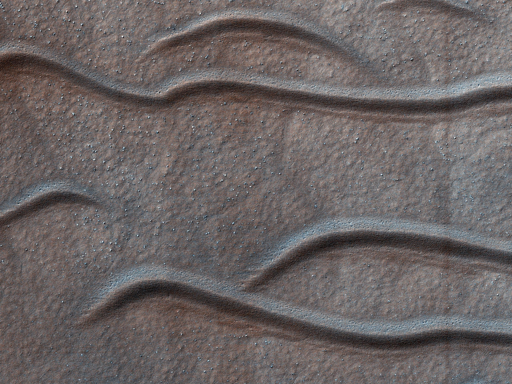 Le formazioni sabbiose simili a dune (o morfologie del letto) si auto-organizzano in forme e modelli distinti a seconda delle condizioni del vento e di altri fattori. La distanza e la frequenza della migrazione delle morfologie del letto dipendono in parte dalla granulometria dei sedimenti locali. La sabbia più grossolana tende a “rotolare” durante le raffiche di vento meno frequenti, mentre i granelli più piccoli e mobili tendono a “saltellare”.

Questa immagine della regione dell'emisfero meridionale di Terra Cimmeria mostra una classe insolita di morfologie ibride. Esse presentano una forma e una tonalità uniformi, ma variano di diversi ordini di grandezza in termini di dimensioni o spaziatura. Gli esempi più piccoli qui presenti hanno una spaziatura inferiore a 10 metri, mentre quelli più grandi sono separati da diverse centinaia di metri. Si tratta di una variabilità insolita per le morfologie che si evolvono su lunghi periodi di tempo e in un clima costante come quello recente di Marte. Un geomorfologo marziano potrebbe classificare alcune di queste come piccole dune o increspature giganti, a seconda della sua prospettiva.
