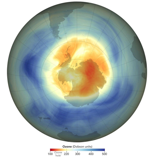 Questa mappa mostra le dimensioni e la forma del buco dell’ozono sopra il Polo Sud nel giorno della sua massima estensione del 2025. Perdite moderate di ozono (in arancione) sono visibili insieme ad aree di perdite più intense (in rosso). Gli scienziati descrivono il “buco” dell’ozono come l’area in cui le concentrazioni di ozono scendono al di sotto della soglia storica di 220 unità Dobson.