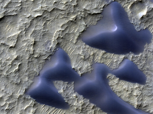 Schaeberle è un grande cratere da impatto situato nell’emisfero meridionale di Marte, che si estende per quasi 159 chilometri (100 miglia). Questa immagine HIRISE rivela il forte contrasto presente sul fondo del cratere.

La superficie chiara e irregolare è ricoperta da piccoli crateri da impatto, a dimostrazione del fatto che questo paesaggio è rimasto esposto per molto tempo. Su questo terreno più antico si adagiano dune lisce e scure, formatesi dalla sabbia trasportata dal vento.

Anche questa piccola sezione del fondo del cratere Schaeberle racconta una lunga storia di cambiamenti. La superficie più antica e craterizzata testimonia un passato remoto, mentre le dune ci indicano che il vento ha contribuito a modellare la superficie in tempi più recenti. Insieme, queste caratteristiche offrono uno spaccato della storia geologica del cratere Schaeberle.
