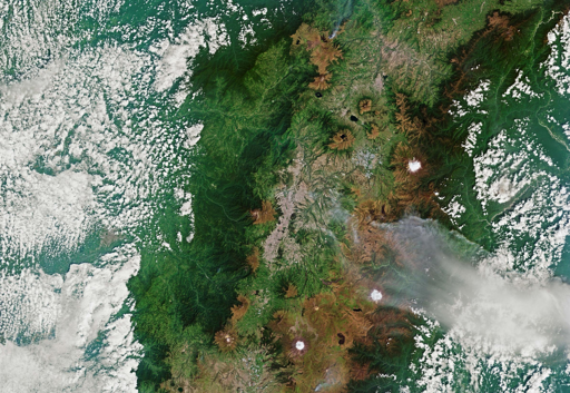 A un’altitudine di 2850 m sul livello del mare, Quito è l’unica capitale al mondo costruita così vicino a un vulcano attivo. È dominata dal Pichincha a ovest, ma vi sono diversi altri vulcani nei pressi della città. Cotopaxi, Antisana e Cayambe, con le loro cime innevate, sono chiaramente visibili in questa immagine. Il Cotopaxi è la seconda vetta più alta del Paese, con circa 5900 m, ed è uno dei vulcani più attivi dell’Ecuador.
