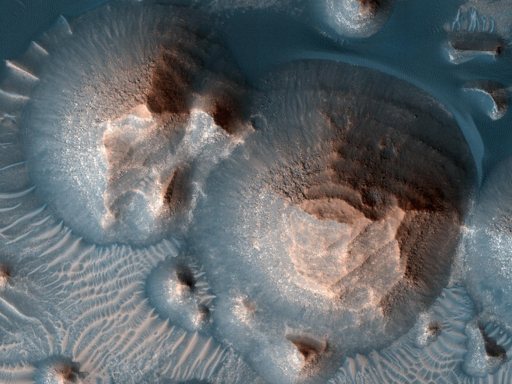 Il processo che ha formato queste rocce sedimentarie non è ancora ben compreso. Potrebbero essersi formate da sabbia o cenere vulcanica trasportate nel cratere dal vento, oppure in presenza di acqua, se il cratere ha ospitato un lago.

Una cosa è certa, però: non sarebbe difficile raggiungere i 10.000 passi giornalieri facendo un’escursione nella splendida Arabia Terra!
