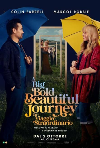 Descrizione dell'immagine:

Soggetti principali: In primo piano, a sinistra c'è Colin Farrell e a destra Margot Robbie, entrambi in piedi su un prato verde e rigoglioso. Stanno guardando l'uno verso l'altra.

Accessori: Colin Farrell tiene in mano un ombrello blu scuro, mentre Margot Robbie ne tiene uno giallo brillante.

Abbigliamento (Farrell): Indossa un maglione cardigan scuro su una camicia blu e pantaloni scuri.

Abbigliamento (Robbie): Indossa una giacca o un cardigan ampio a righe rosse e scure su jeans e stivali marroni.

Al centro: Tra i due attori, c'è una serie di porte o cornici di colore chiaro che si allontanano in prospettiva, come se fossero dei portali. All'interno della cornice centrale, si vede una scena probabilmente dal film: due figure (che assomigliano a Farrell e Robbie) che si abbracciano mentre indossano abiti più formali, con lei in un abito lungo e marrone-dorato.

Testo: Il titolo principale del film in inglese, "A Big Bold Beautiful Journey", è in grassetto al centro in caratteri grandi e dorati. Sotto, il titolo italiano, "Un Viaggio Straordinario"