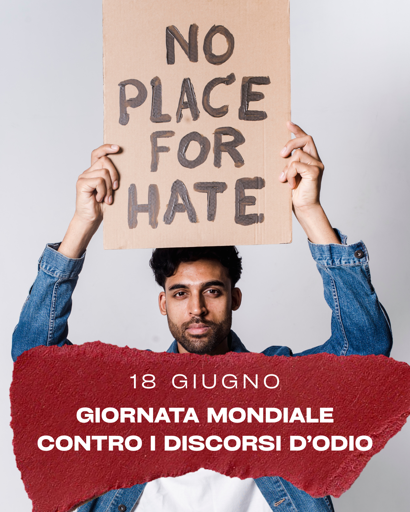 immagine di un ragazzo che tiene in mano un cartello con scritto: no place for hate. 18 giugno. Giornata Mondiale contro i discorsi d'odio.