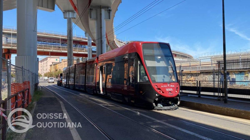 L’immagine mostra un tram CAF Urbos di nuova generazione, con una carrozzeria moderna e linee frontali arrotondate. Il veicolo è destinato alla rete tranviaria di Roma e viene sottoposto alle prime prove dinamiche prima dell’entrata in servizio. L’ambiente urbano circostante richiama una strada della capitale attraversata dalla rete tranviaria, dove vengono effettuati i test tecnici e di compatibilità con l’infrastruttura esistente.