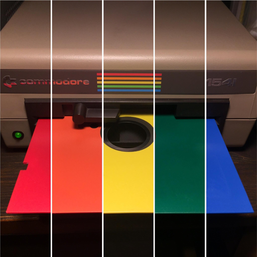 Un'immagine di un drive disco Commodore 1541, divisa in cinque strisce verticali con diverse sfumature di colore. Il dispositivo è di colore beige e presenta sul lato sinistro un logo e la scritta "commodore". Al centro sono presenti strisce orizzontali arcobaleno e sulla destra la scritta "1541". Una piccola luce verde è accesa sul lato sinistro. Le strisce verticali mostrano tonalità che vanno dal rosso, al giallo, al verde, fino al blu.