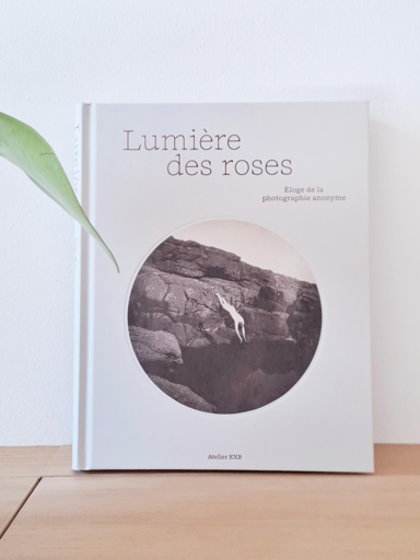 La copertina del libro "Lumière de rose -vEloge de la photographie anonyme".