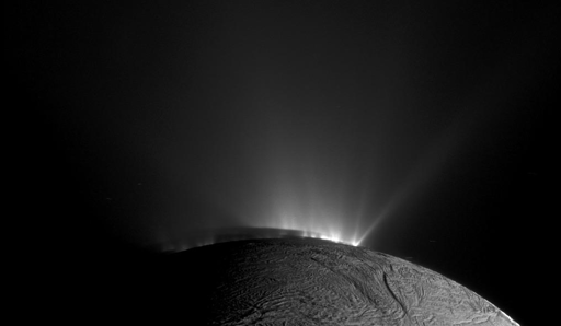 Immagine ripresa dalla fotocamera a campo stretto di Cassini che mostra il polo sud della luna ghiacciata di Saturno, Encelado, il 30 novembre 2010, circa 1,4 anni dopo l’equinozio d’autunno australe. Getti di materiale fuoriescono da fratture nella superficie ghiacciata della luna, note come “tiger stripes” (strisce di tigre). L’ombra del corpo di Encelado sulle porzioni inferiori dei getti è chiaramente visibile.La scala dell’immagine è di 390 metri per pixel, e l’angolo Sole–Encelado–sonda è di 162,5 gradi. Questa immagine è stata pubblicata per la prima volta il 28 luglio 2014.
