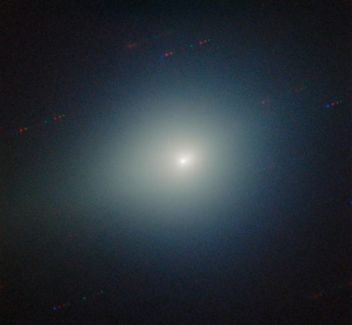 La cometa 3I/ATLAS attraversa stelle e galassie in questa immagine catturata dal Gemini Multi-Object Spectrograph (GMOS) sul telescopio Gemini North, situato sul Maunakea alle Hawai‘i. L’immagine è composta da esposizioni acquisite attraverso quattro filtri — blu, verde, arancione e rosso. Durante le esposizioni, la cometa rimane fissa al centro del campo visivo del telescopio. Tuttavia, le posizioni delle stelle di fondo cambiano rispetto alla cometa, facendo sì che esse appaiano come scie colorate nell’immagine finale. Qui è possibile vedere una versione dell’immagine in cui le stelle sono state “congelate”.